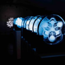 Sci-fi világot teremtenek fényszobrász alkotások Budapesten